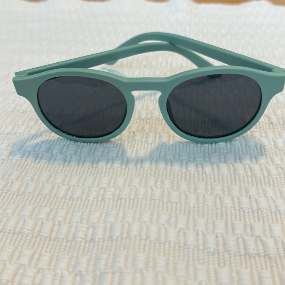 Babiators Original Mint To Be keyhole sunglasses. Ages 6+. Lightly worn.